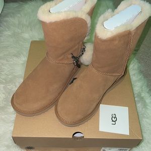 NWT‼️UGGs Classic Short boot with charm. Brand New!